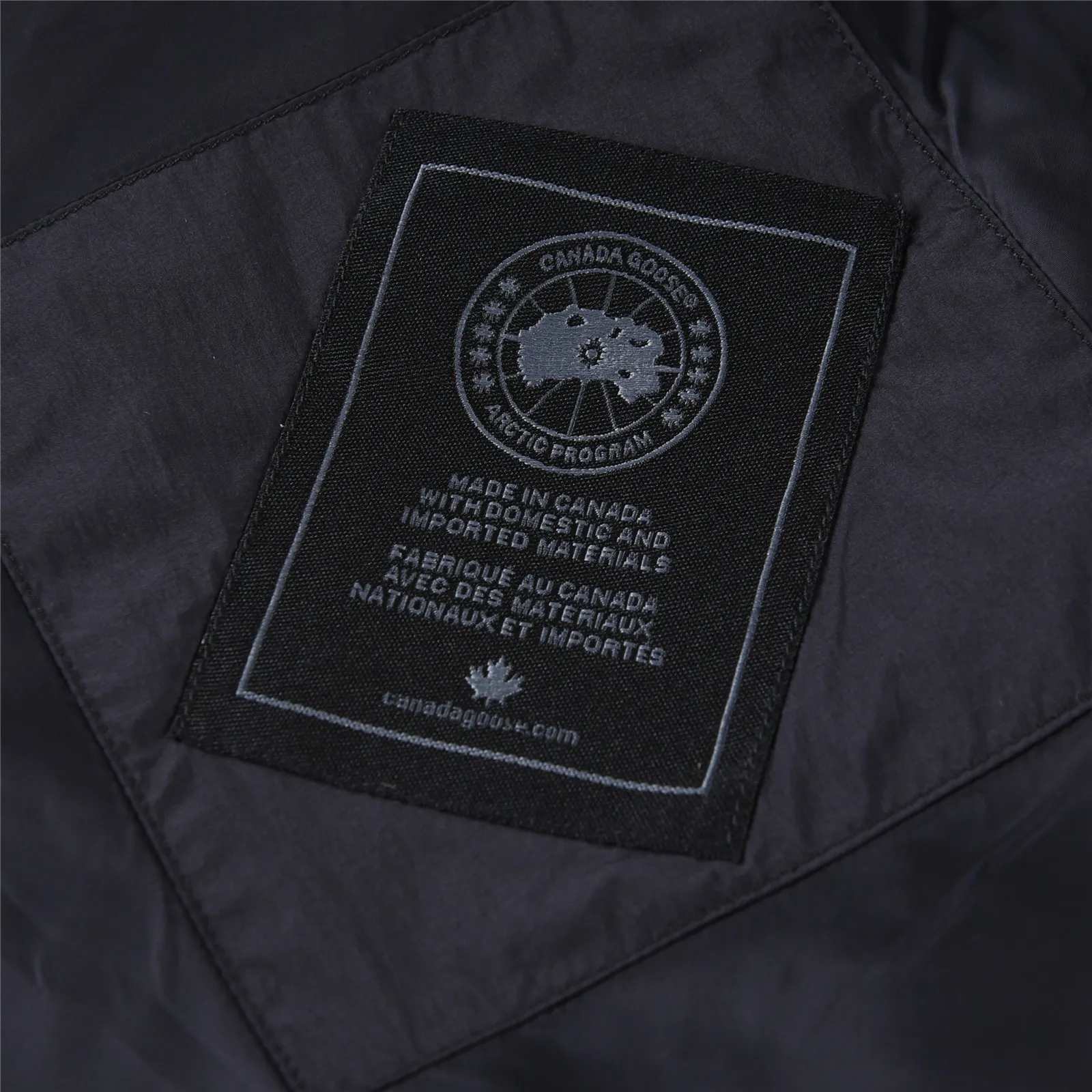 P850 with dust bag +10 Ouyang Nana 2nd generation latest CANADA GOOES goose black label down jacket A must-have goose black label down jacket in the outerwear industry! The latest designer styles! Big goose down jacket has always been a fashion favorite and is loved by celebrities from all walks of life! Fashionable hooded cut, high-end customer-supplied fine goose down, high resilience, smooth zipper, strong and firm. Pockets on both sides can store small items, free your hands, and you can go out without worries. It can also meet the need of putting your hands in your pockets👏👏Produced by Big Goose, it can be used as a group uniform by many celebrities. This down jacket uses a double-layer anti-down lining design, which has strong windproof performance and will be very warm in winter! New standard 90% goose down filling, high fluffiness, windproof hooded design. When walking outdoors, pull the collar to the highest position, put your hands in the pockets and it will be very warm. It can be easily controlled by all body types! The interior is equipped with an elastic snow skirt design for better wrapping. The simple and neat style design highlights the masculine temperament. The impeccable style is classic and never goes out of style. It is warm and practical, and it is versatile! You can enter with your eyes closed! Color: Black Khaki Size: XS-XXL